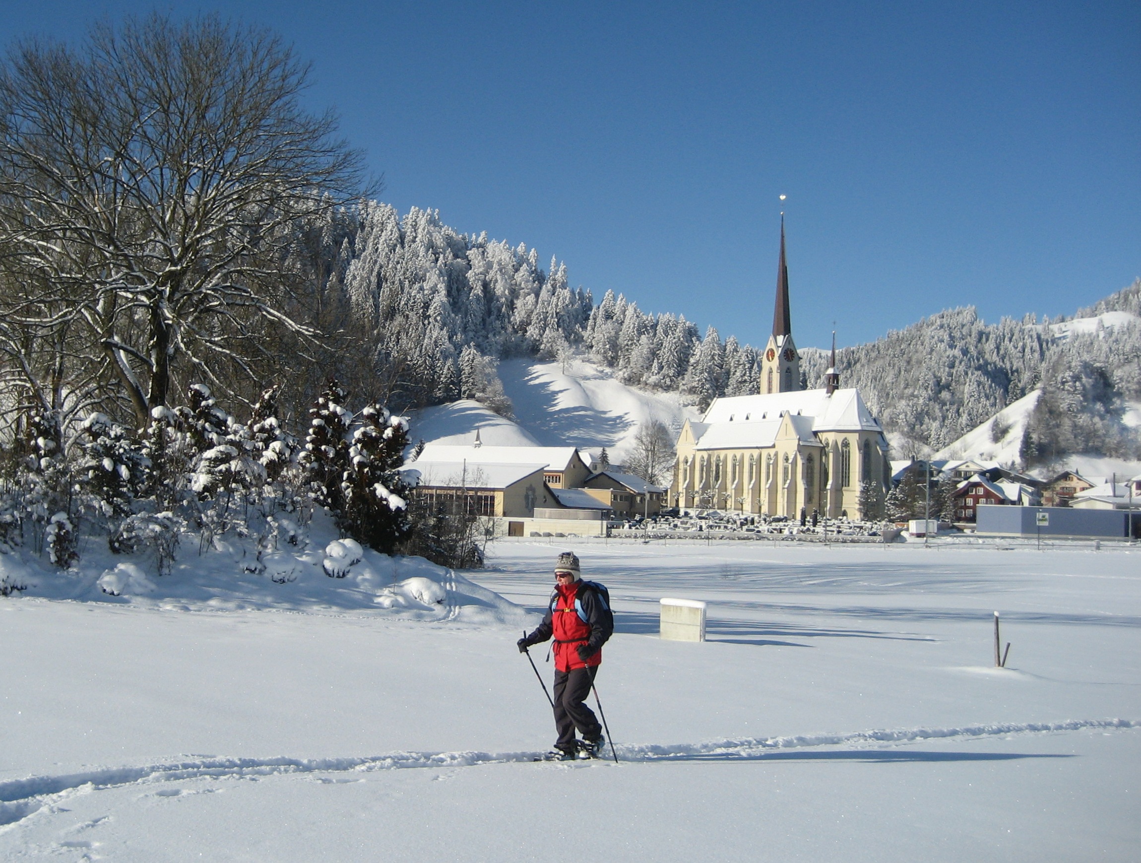 2009_12_09_Dorf_Schneeschuh_Mensch_Winter_Kirche_Escholzmatt_RP